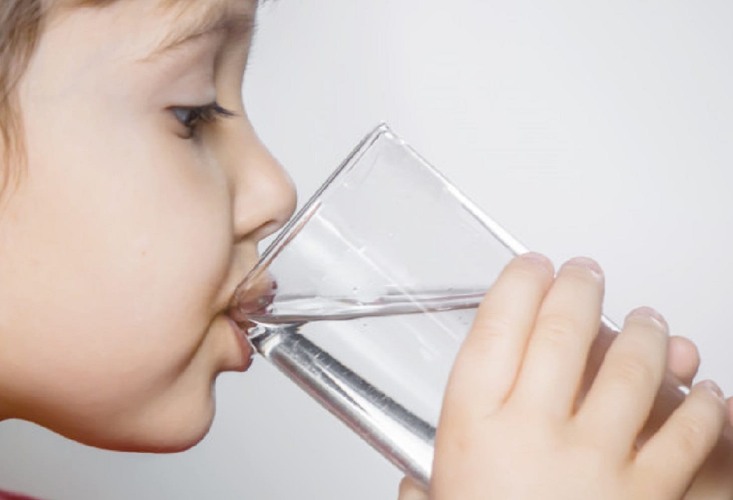 Rientro a scuola, l'importanza di bere acqua per gli studenti