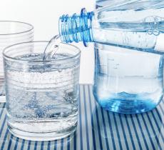 Risciacqui con acqua e bicarbonato: il rimedio per gengive infiammate