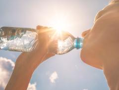 Labbra screpolate: bere acqua e altri rimedi