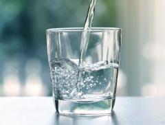 Acqua e stitichezza: quale scegliere e perché bere aiuta contro la stipsi