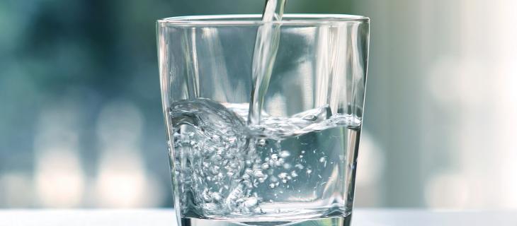 Acqua e stitichezza: quale scegliere e perché bere aiuta contro la stipsi