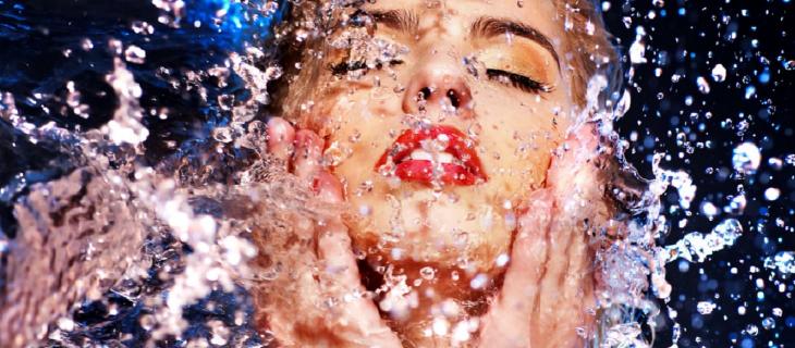 Bibliografia: Articolo healthline: https://www.healthline.com/health/beauty-skin-care/wash-face-with-cold-water  * Scientific Evidence-Based Effects of Hydrotherapy on Various Systems of the Body; Mooventhan A, et al. (Maggio 2014) The effect of cold showering on health and work: a randomized controlled. Buijze GA, et al. (2016)