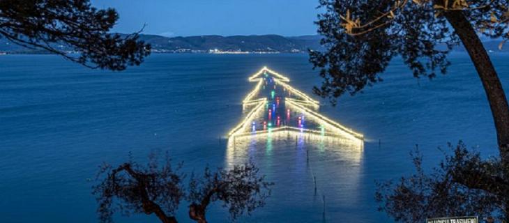 L’albero di Natale più grande al mondo sull’acqua? È stato realizzato in Italia