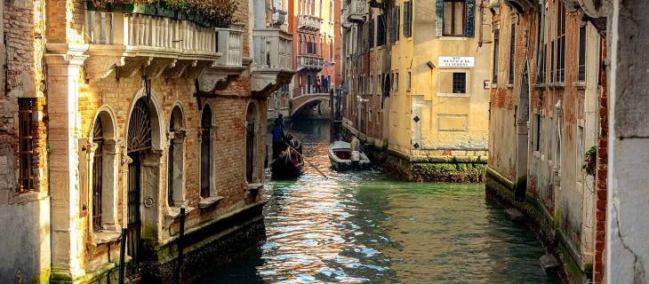 “Se l’acqua ride”, l’avventura al tramonto di un mondo che corre sull’acqua osservato dagli occhi di un bambino - In a Bottle