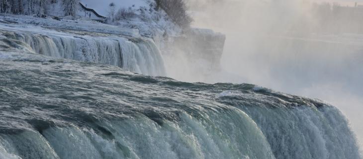 Lo spettacolo mozzafiato delle cascate del Niagara ghiacciate - In a Bottle